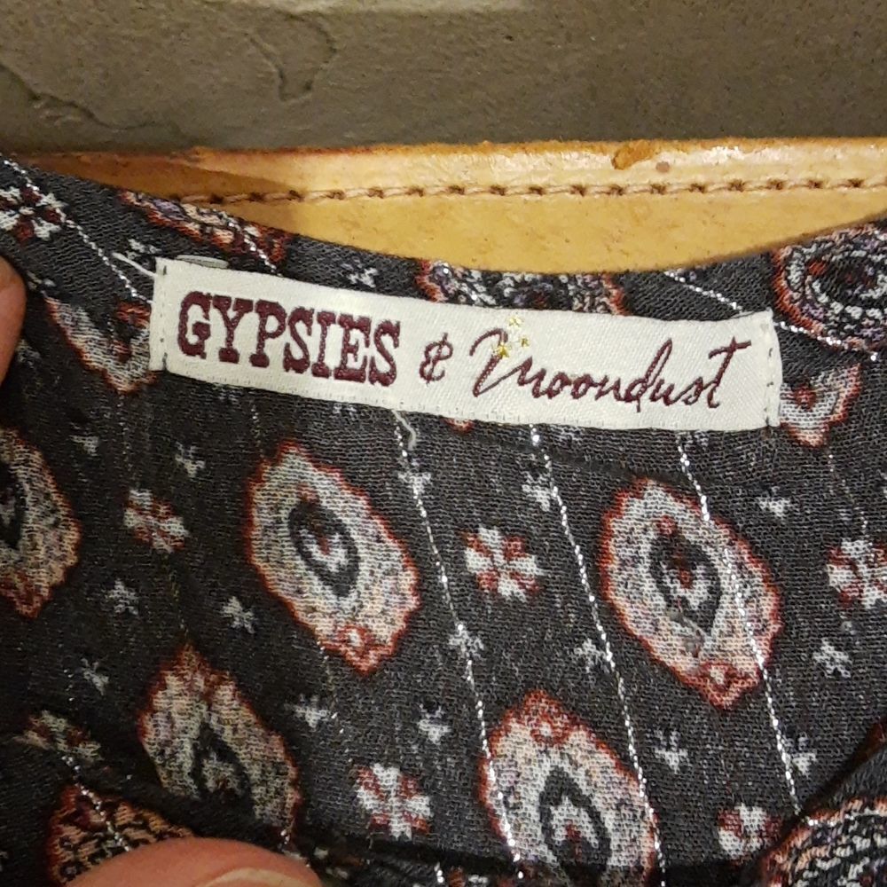 GYPSIES & Moondust Long Sleeve Floral Top Key Hole - Picture 7 of 8